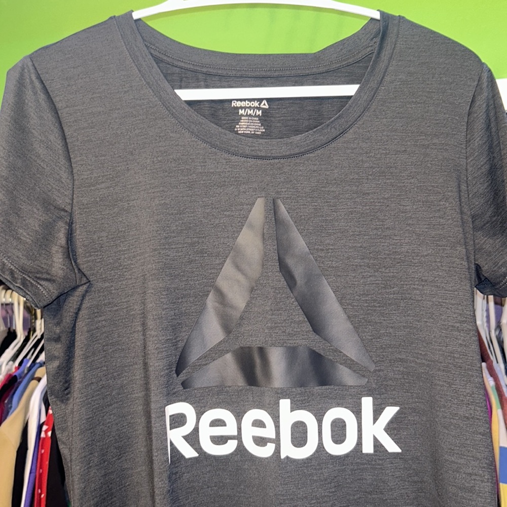 NWOT Ladies REEBOK size Medium Gray running shirt athletic tshirt dry tech logo